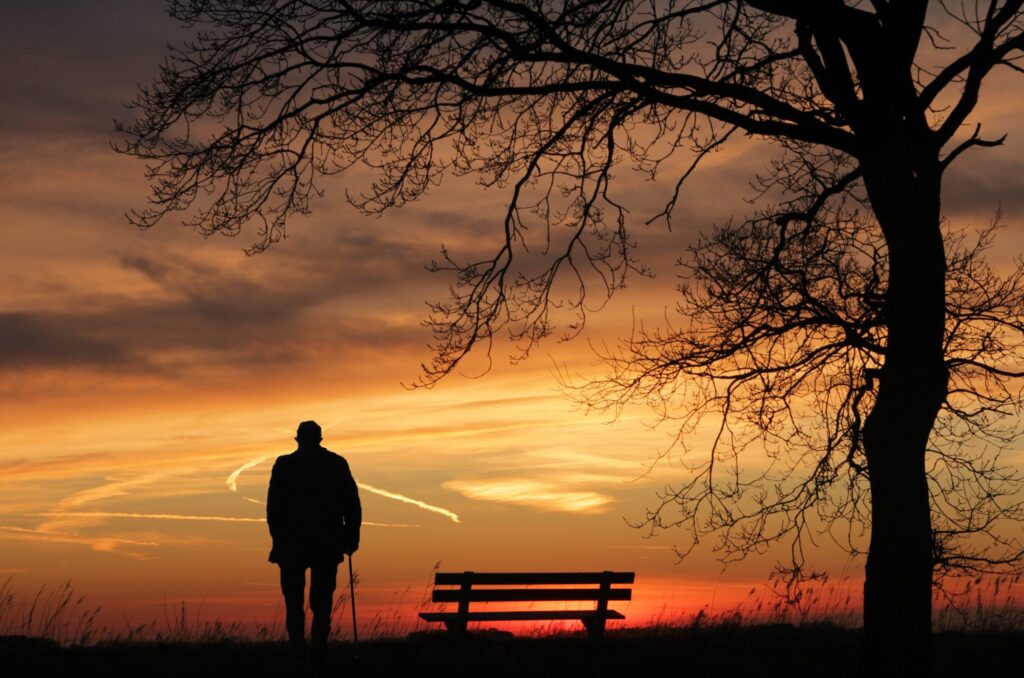 Explore como diferentes culturas encaram a morte, desmistificando o fim da vida e encontrando paz e significado através de diversas tradições.